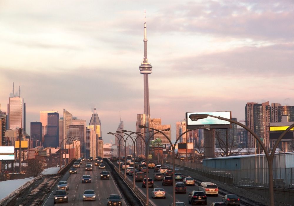 Drive high way to the driving school in Toronto